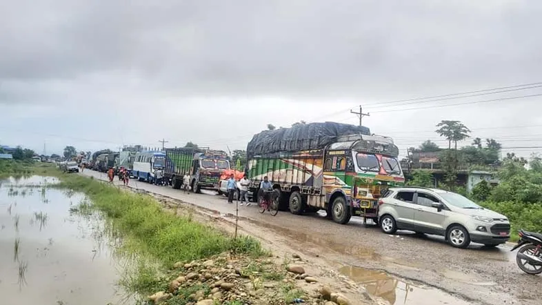 नारायणगढ-बुटवल सडक विस्तारले मासिए वरपिपलका चौतारा, भत्किए प्रतिक्षालय