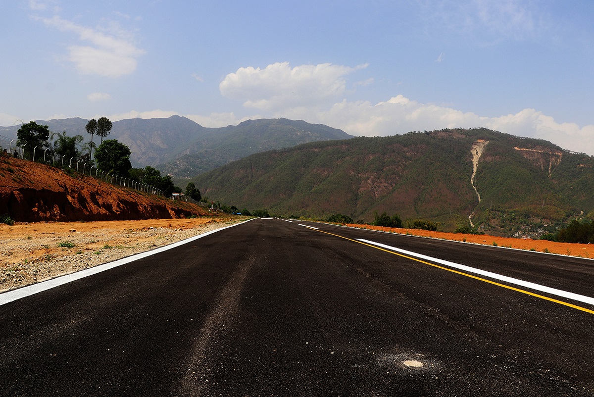 कालोपत्र गरेर चिटिक्क परेको बलेवा विमानस्थलः तर जहाज चढ्न पाइने टुङ्गो छैन