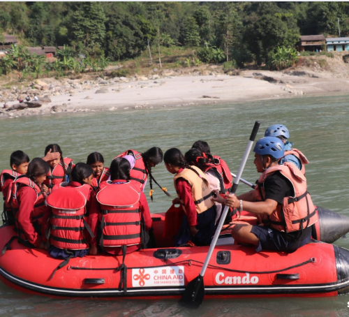 सुनकोशीमा ‘रबरबोट’ को सहारा ज्यान जोखिममा राखेर विद्यालय पुग्छन् ढेबुवाका विद्यार्थी