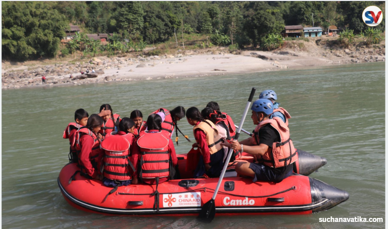 सुनकोशीमा ‘रबरबोट’ को सहारा ज्यान जोखिममा राखेर विद्यालय पुग्छन् ढेबुवाका विद्यार्थी