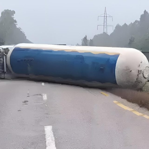 १३ घण्टादेखि पूर्व-पश्चिम राजमार्ग अवरुद्ध पल्टेको ग्यास बुलेट हटाउन नसक्दा