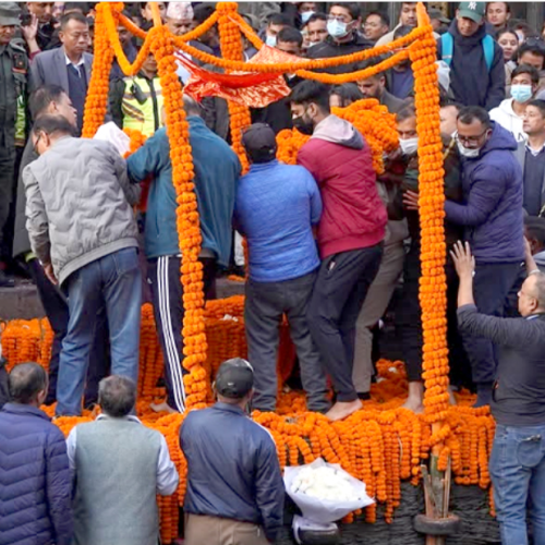 भावविह्वल बालेन पिताको बिदाइमा (तस्वीरहरू)