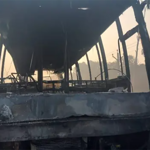 भारतको बलरामपुरमा ट्रकसँग ठोक्किएर आगलागी नेपाली सवार बस