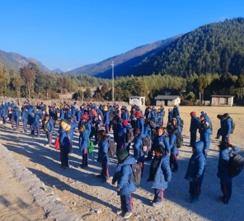 कठ्याङ्ग्रिँदै पढ्नुपर्ने बाध्यता : ढोरपाटनका विद्यार्थीको पीडा