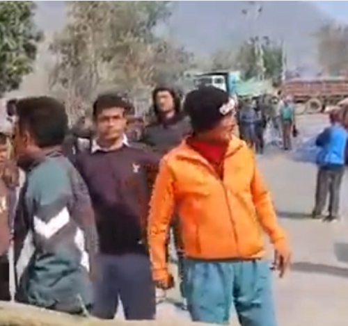 मन्थली-खुर्कोट सडक अवरुद्ध,  बस दुर्घटनाको सत्य तथ्य छानबिन गर्न माग गर्दै