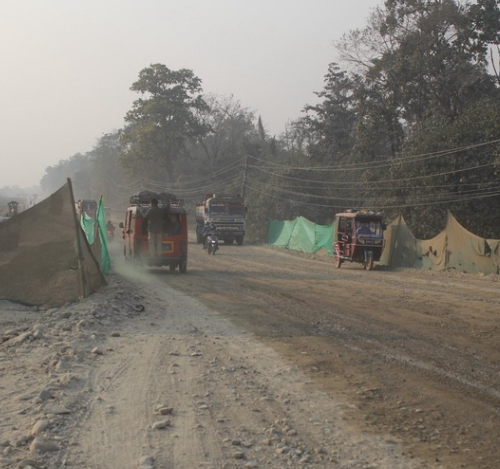 विकाससँगै सास्ती: महेन्द्र राजमार्गमा धुलो–जामको समस्या बढ्दो