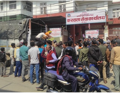 कांग्रेसको धर्ना – गौर करदाता सेवा कार्यालय सिमरा सार्न लागेपछि