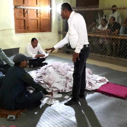 सर्लाही-४ काे मतगणना सुरु, अमरेशको गृहपालिकाबाट