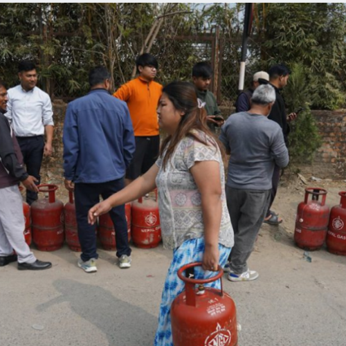 बालाजु क्षेत्रमा लाग्यो लाइन, खाना पकाउने ग्यास अभाव – काठमाडौंमा