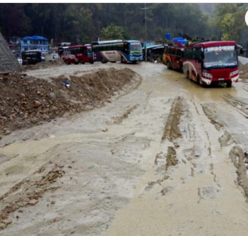 दाउन्ने सडकखण्ड पूर्ण रुपमा अवरुद्ध, वर्षाका कारण