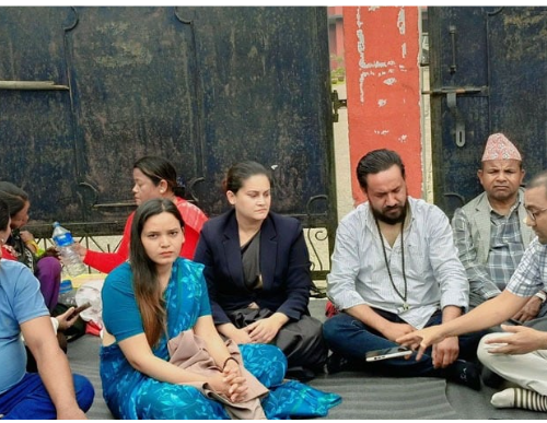 खगेन्द्र सुनारसहित रास्वपा सांसदहरूको रातभरि धर्ना, सिडिओ कार्यालय गेटमा