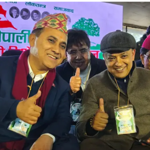 पानी हाल्दै रुखको जरामा कांग्रेस