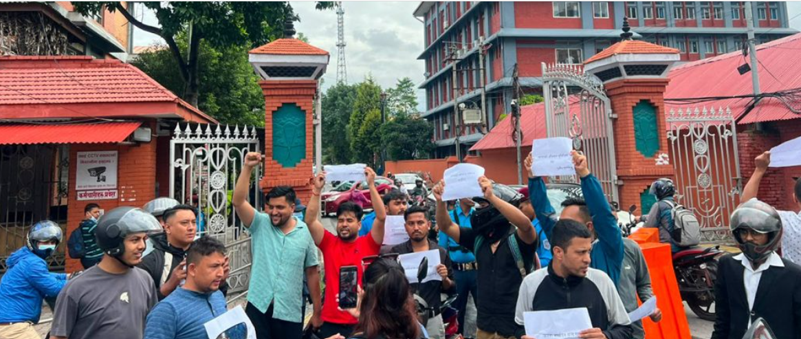 मोटरसाइकल पार्किङ गरेर एमाले अखिलको प्रदर्शन सिंहदरबार दक्षिण गेट अगाडि