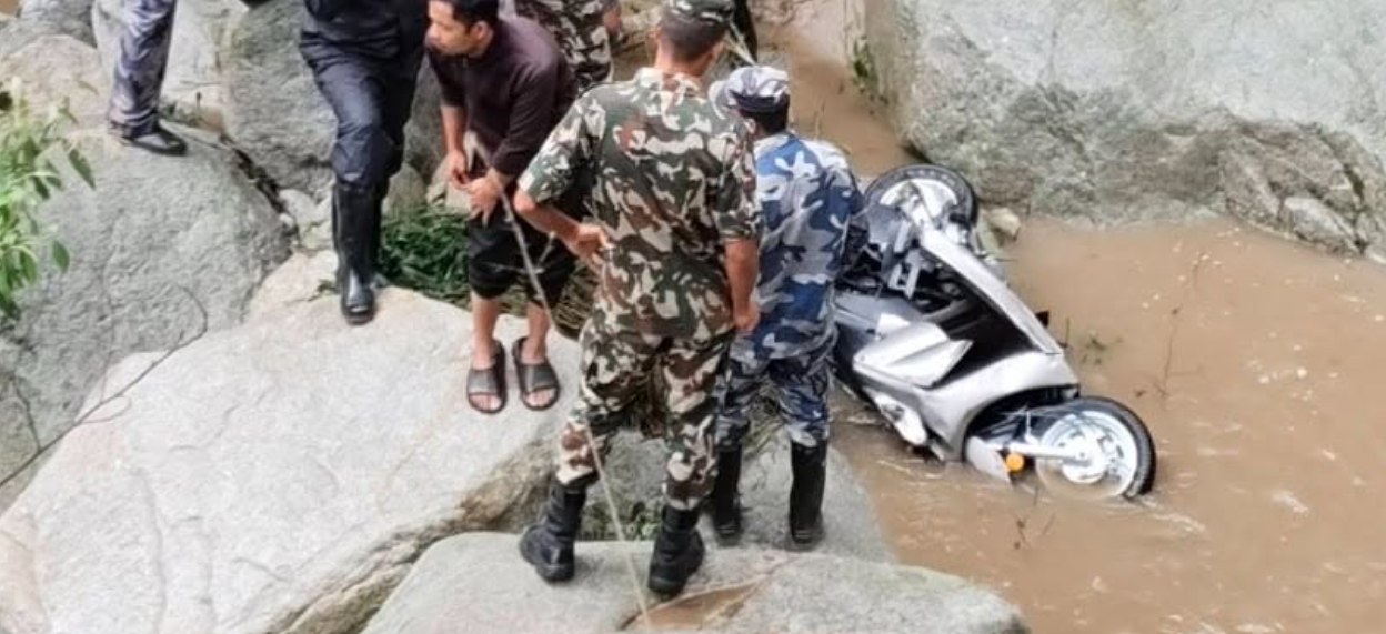 मृत चालक फेला सिमखोलाले बगाएका स्कुटर