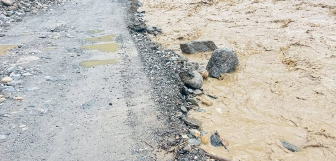 बिपी राजमार्ग र कान्ति लोकपथ बन्द बाढीपहिरोले