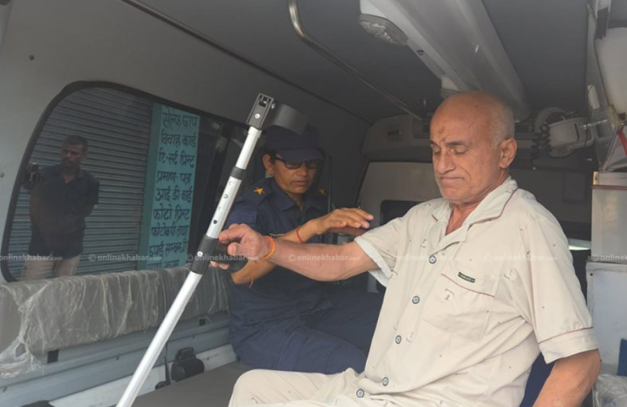 प्रधानमन्त्री र स्वास्थ्य मन्त्रालयका प्रतिनिधि धनगढी, डा. गोविन्द केसीसँग वार्ता गर्न