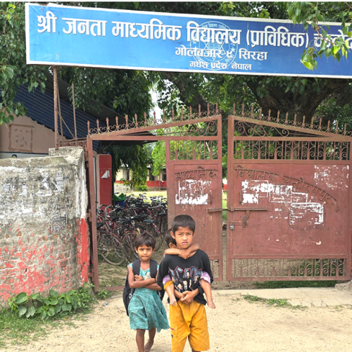 ८ बर्से बालक दुई बहिनी स्याहार्दै