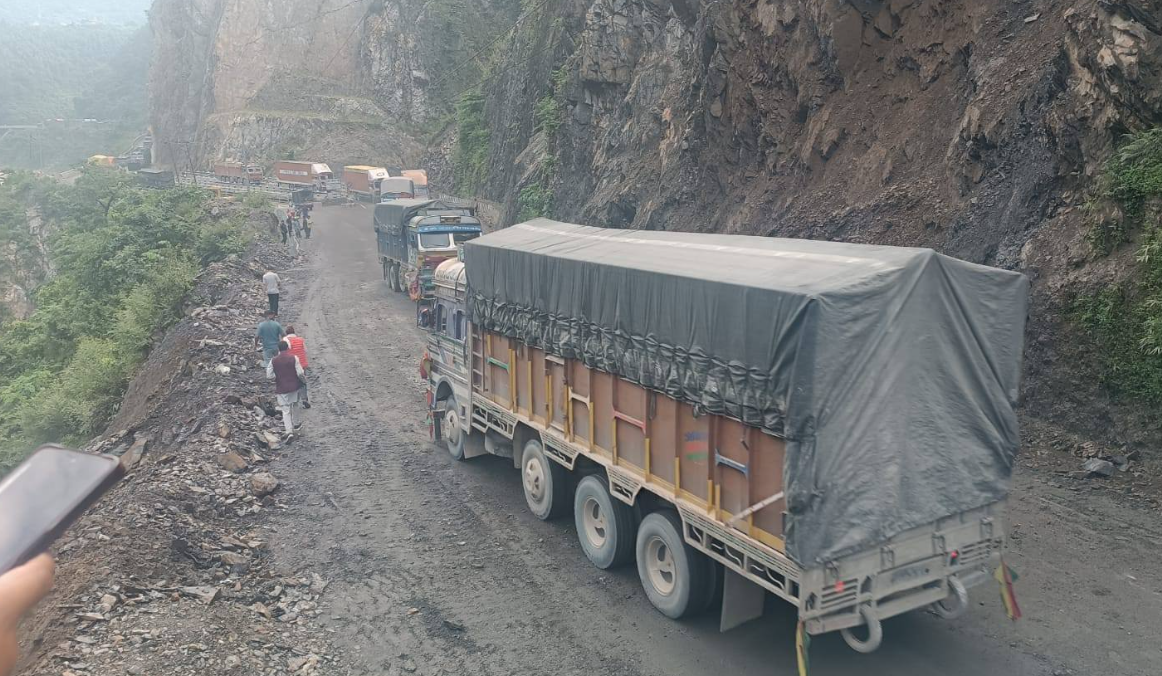 यातायात एकतर्फी सञ्चालन, मुग्लिन–नारायणगढ सडकका विभिन्न स्थानमा पहिरो र लेदो