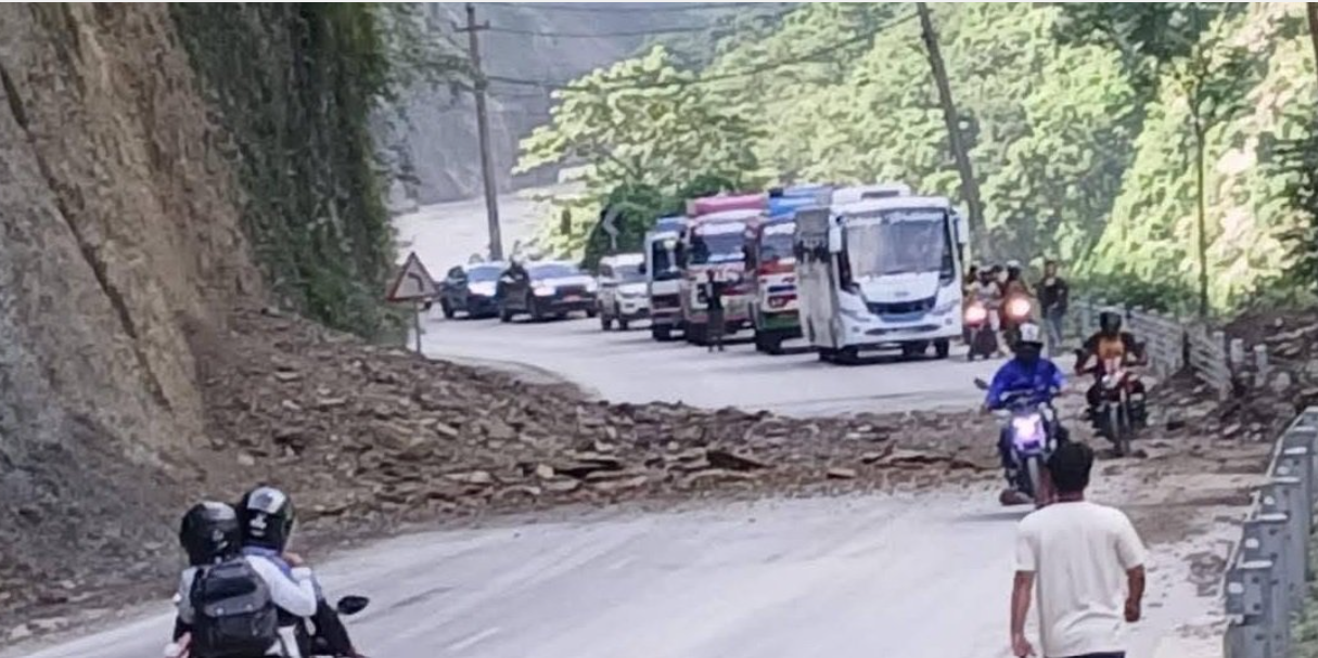 यातायात एकतर्फी, मुग्लिन-नारायणगढ सडकमा पहिरो