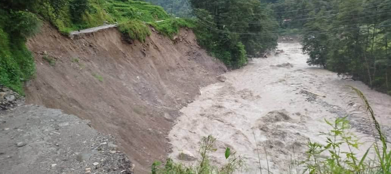 घान्द्रुक सडक पुनर्निर्माण गरिँदै – सेनाको सहयोगमा बाढीले बगाएको वीरेठाँटी