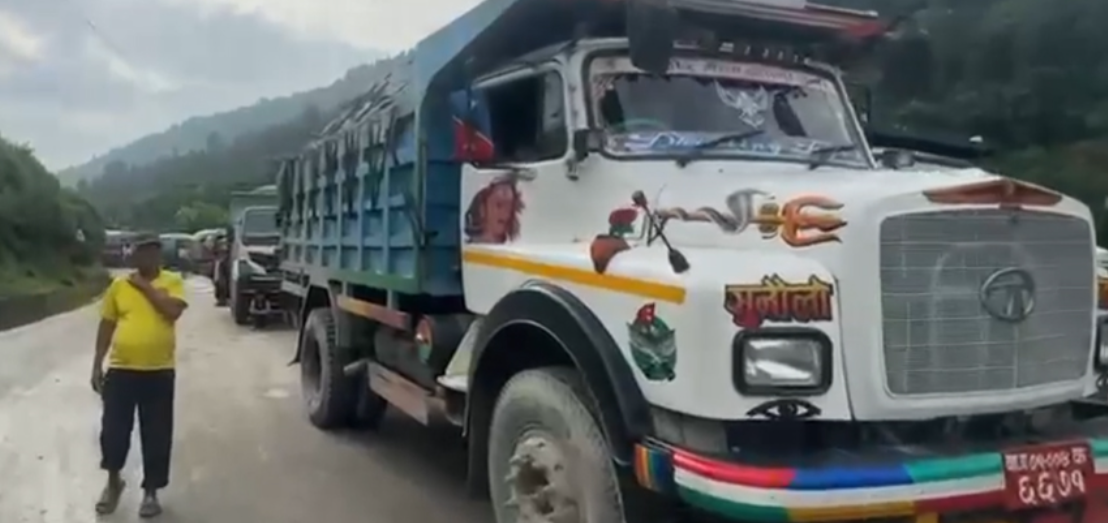 फोहोरका गाडी एक घण्टा रोकिए, माग पूरा गर्न अल्टिमेटम : बञ्चरेडाँडाका स्थानीय आन्दोलित