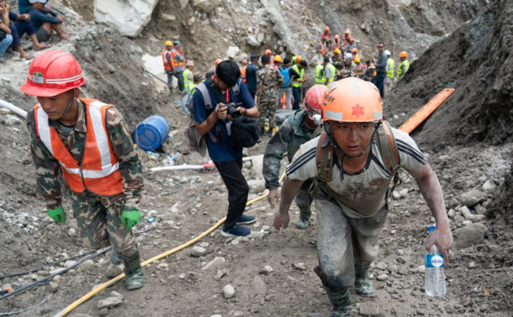 रक क्लाइम्बरदेखि हेलिकप्टरसम्म परिचालन, रसुवागढीका ९३ जनाको खोजीमा