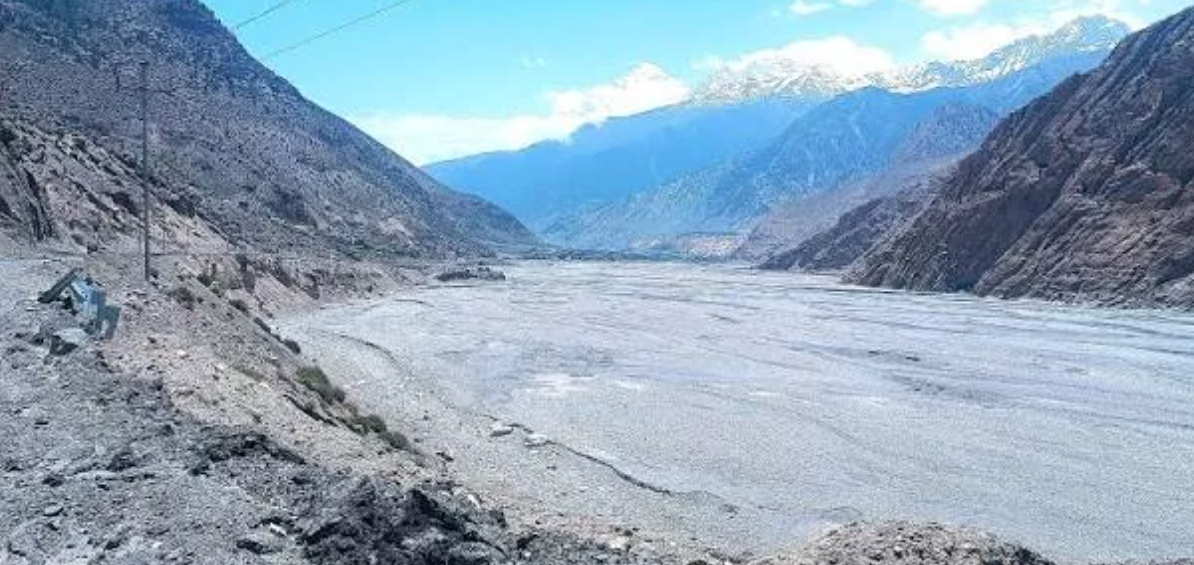 पहिरोको जोखिममा-मुस्ताङको टुकुचेमा कालीगण्डकीले कटान गरेपछि गाउँ