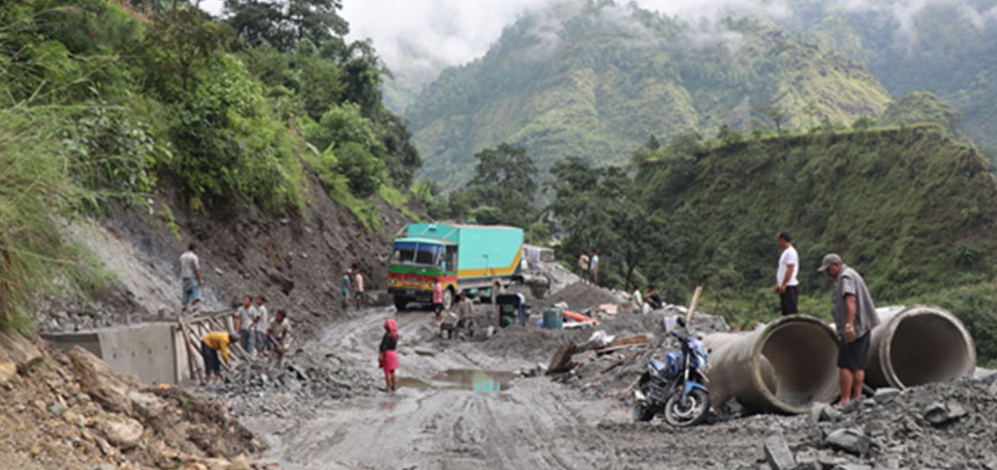 पहिरो प्रभावित क्षेत्रमा स्तरोन्नति तीव्र – बेनी–जोमसोम सडक
